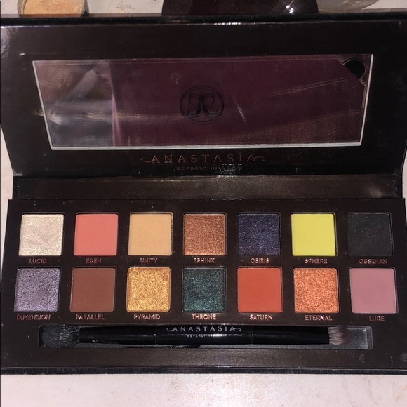 ABH prism eyeshadow pallete - Picture 3 of 5